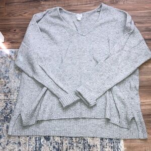 Stars Above - Cozy Speckled V-Neck Sweater - Light Gray
